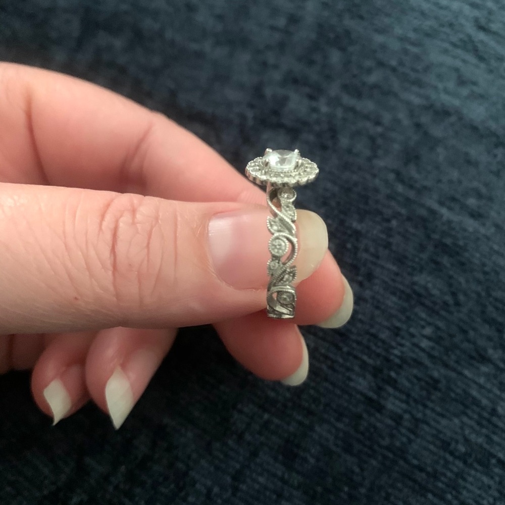 Engagement ring - Picture 2 of 5